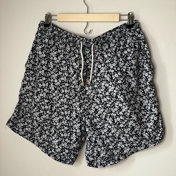 Urban Outfitters Black and White Floral Mens Swimming Trucks - Picture 1 of 3